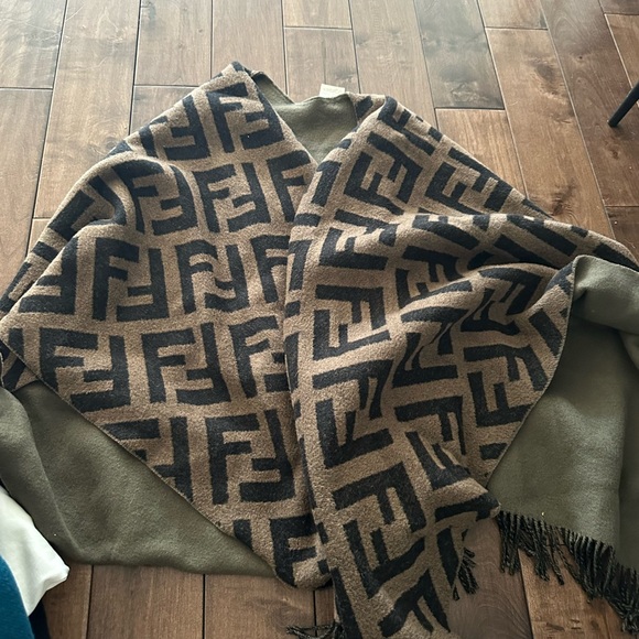 Fendi poncho - Picture 1 of 3